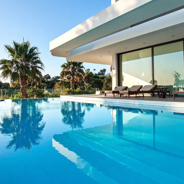 Piscine coque polyester installée près de Fréjus